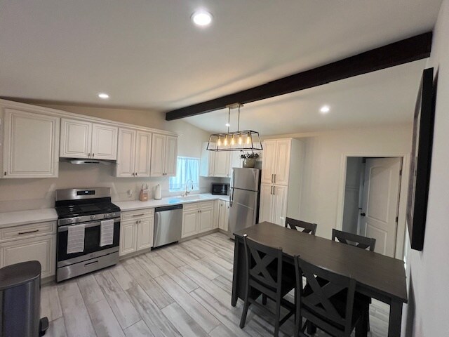 Vista de la cocina desde la puerta del dormitorio - 28445 Lewis Pl