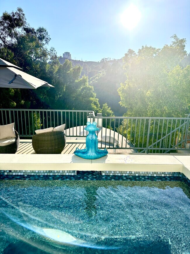 Piscina y spa en el último piso con tumbonas y sombrillas - Luxury Hollywood Hills Retreat!
