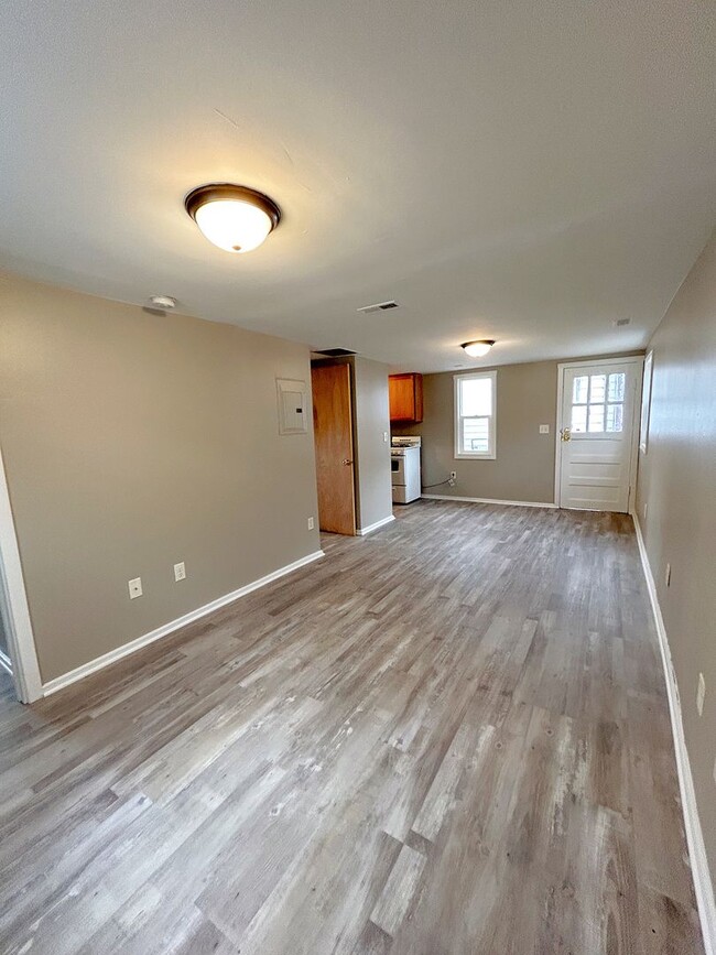 Building Photo - 2 Bedroom Close To Downtown