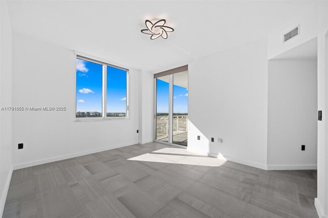 Foto del edificio - 1745 E Hallandale Beach Blvd
