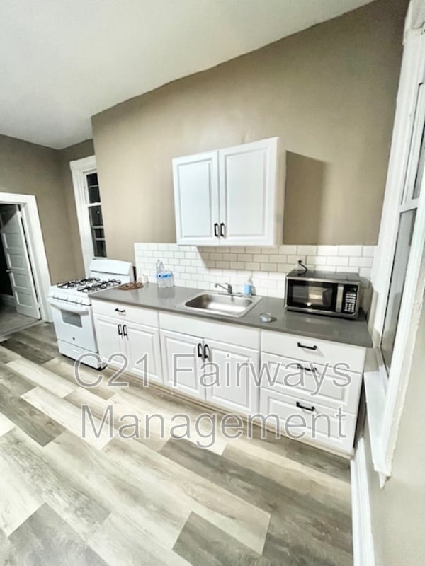 Photo - 628 Greenfield Ave Apartment