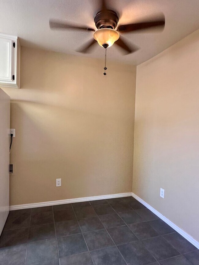 Foto del edificio - AVAILABLE NOW!!