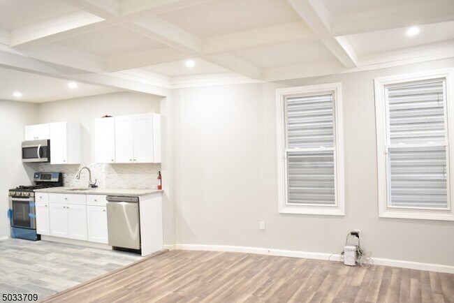 Building Photo - 447 Avon Ave