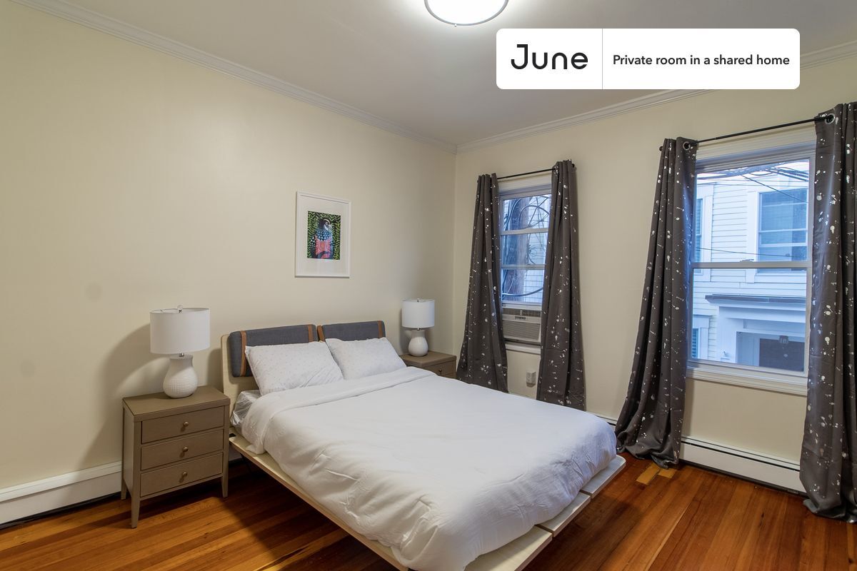 Primary Photo - Private bedroom in 5 bed/2 bath Home