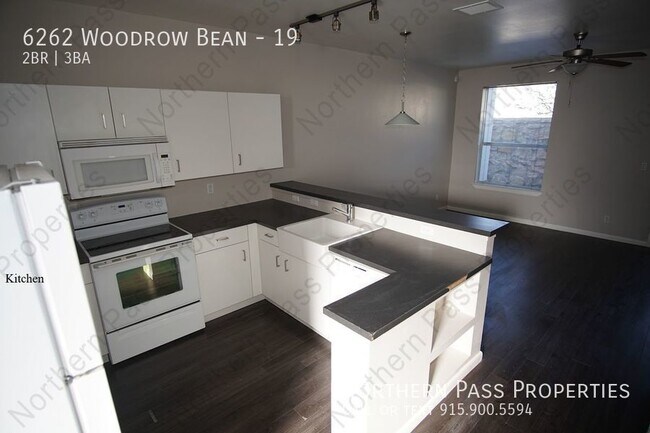 Foto del edificio - Modern 2 BDR Townhome - Refrigerated AC!