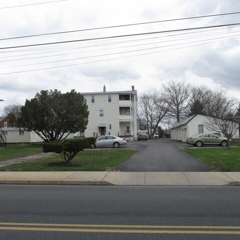 Building Photo - 107 S Hellertown Ave