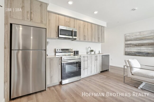Building Photo - 224 N Alvarado St