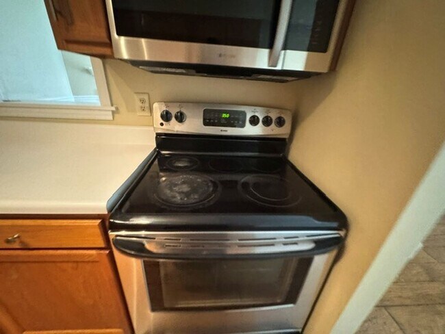 Building Photo - ***HALF OFF FIRST FULL MONTH OF RENT ***