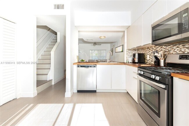 Foto del edificio - 7818 Dixie Beach Cir