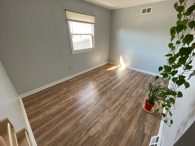Bedroom 2 - 4421 Strahle St