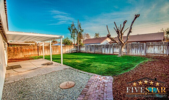 Foto del edificio - House for Rent in SouthWest Bakersfield