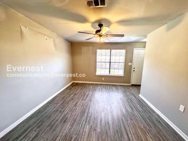 Foto del edificio - 1800 Labette Manor Dr