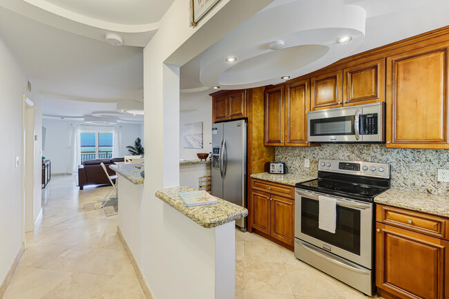 Building Photo - 1161 Hillsboro Mile