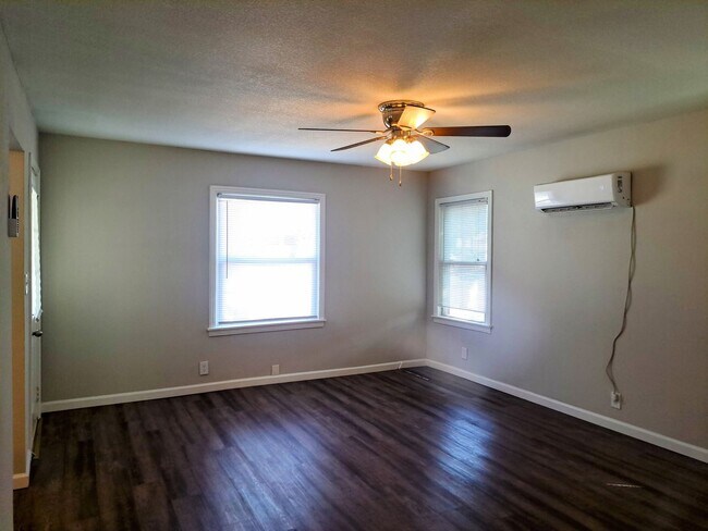 Building Photo - 1 Bedroom / 1 Bathroom
