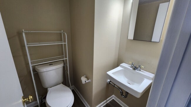 Building Photo - Nice 2-Story Townhome, Centrally located i...
