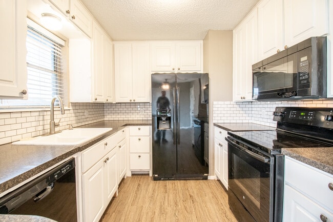 Building Photo - 712 11th St