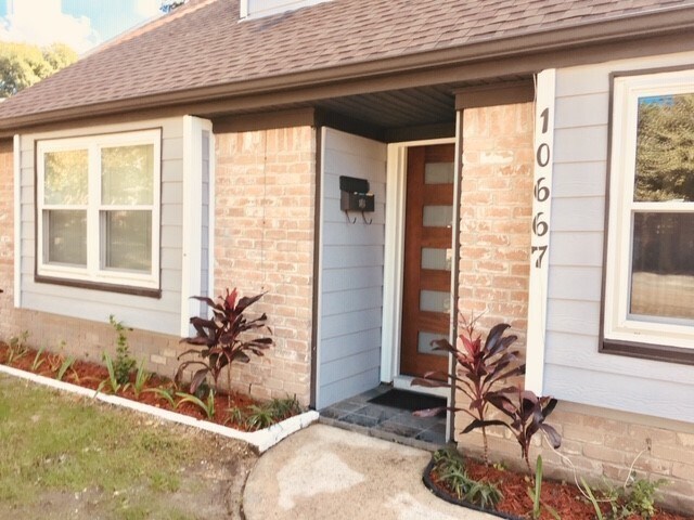 Foto del edificio - 10667 Hazelhurst Dr