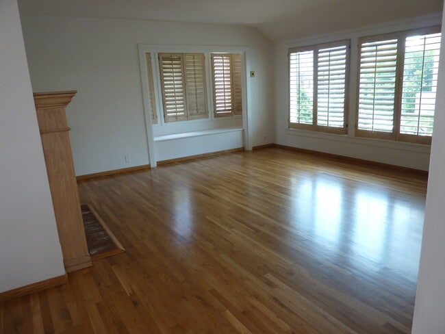 Living room - 317 7th St