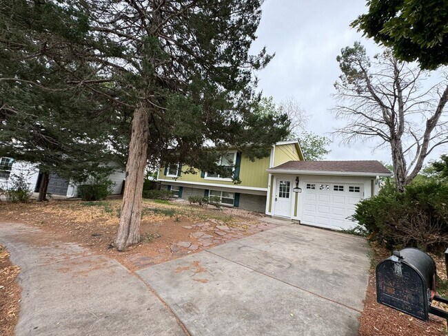 Building Photo - 4 Bed 2 Bath Available for Rent