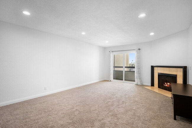 Building Photo - 460 Oak St
