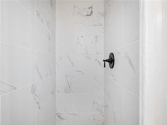 Full Bathroom - 4029 McGee St
