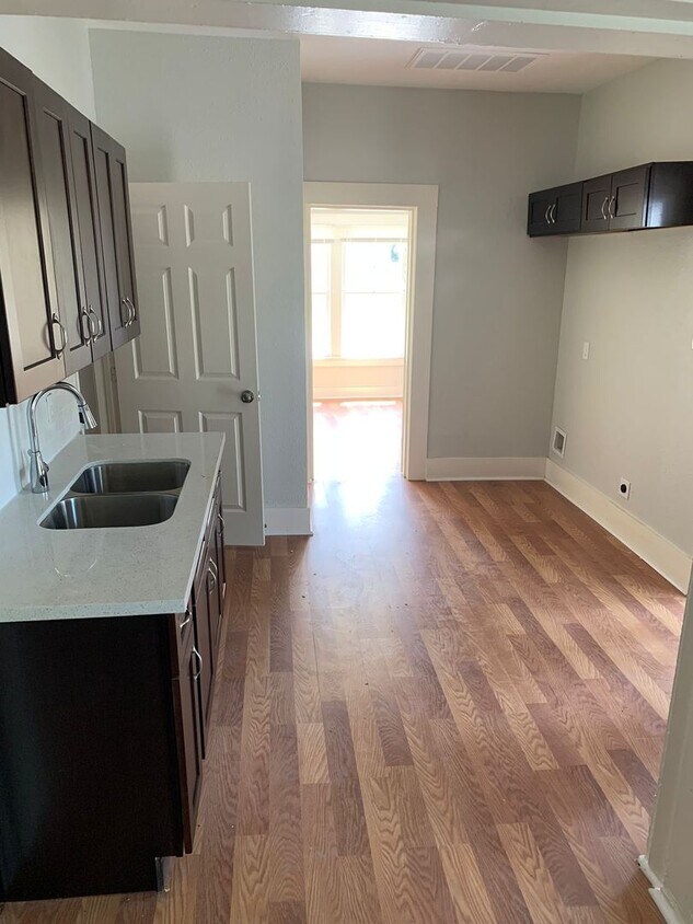 Foto principal - 1294 Cartwright St