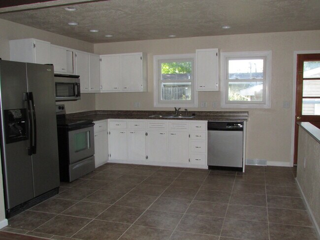 Foto del edificio - 3 BEDROOM | 2 BATH | DOUBLE CAR GARAGE | W...