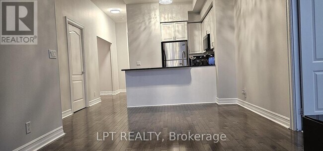 Photo du bâtiment - 1 Elm Dr W