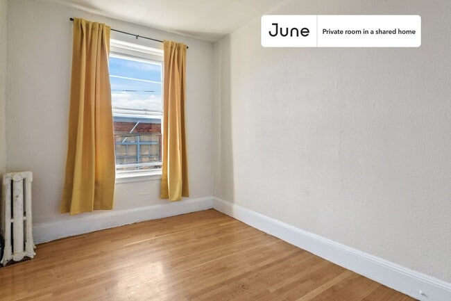 Building Photo - Room in Shared 4 bed/1 bath home