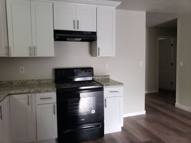 Foto del edificio - Available Soon!