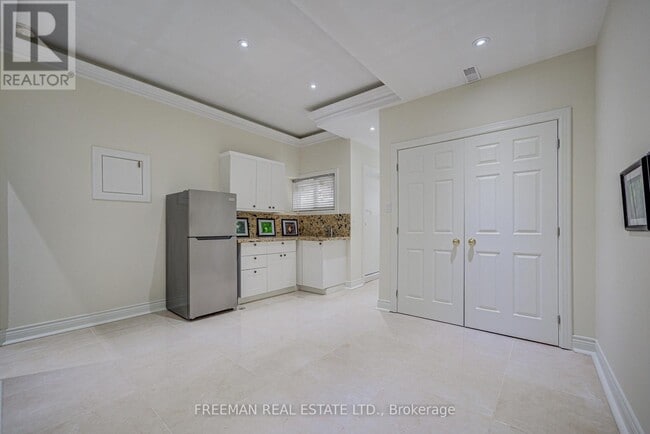 Building Photo - 916 Manning Ave