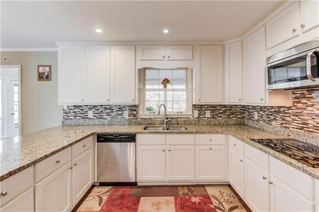 Building Photo - 208 Pine Crest Dr