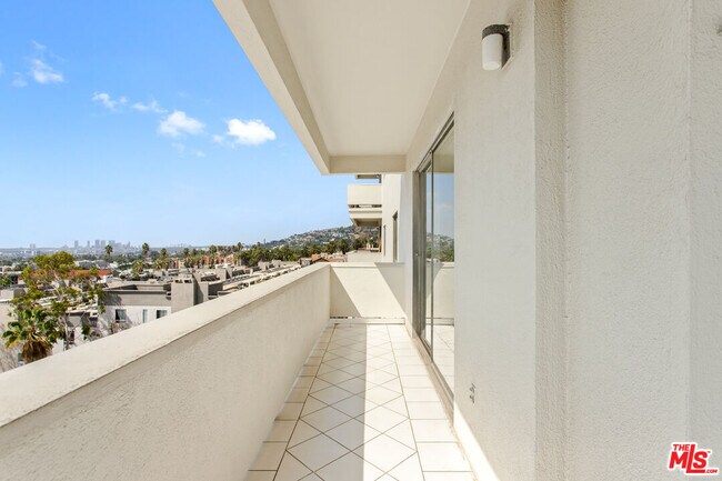 Foto del edificio - 7250 Franklin Ave