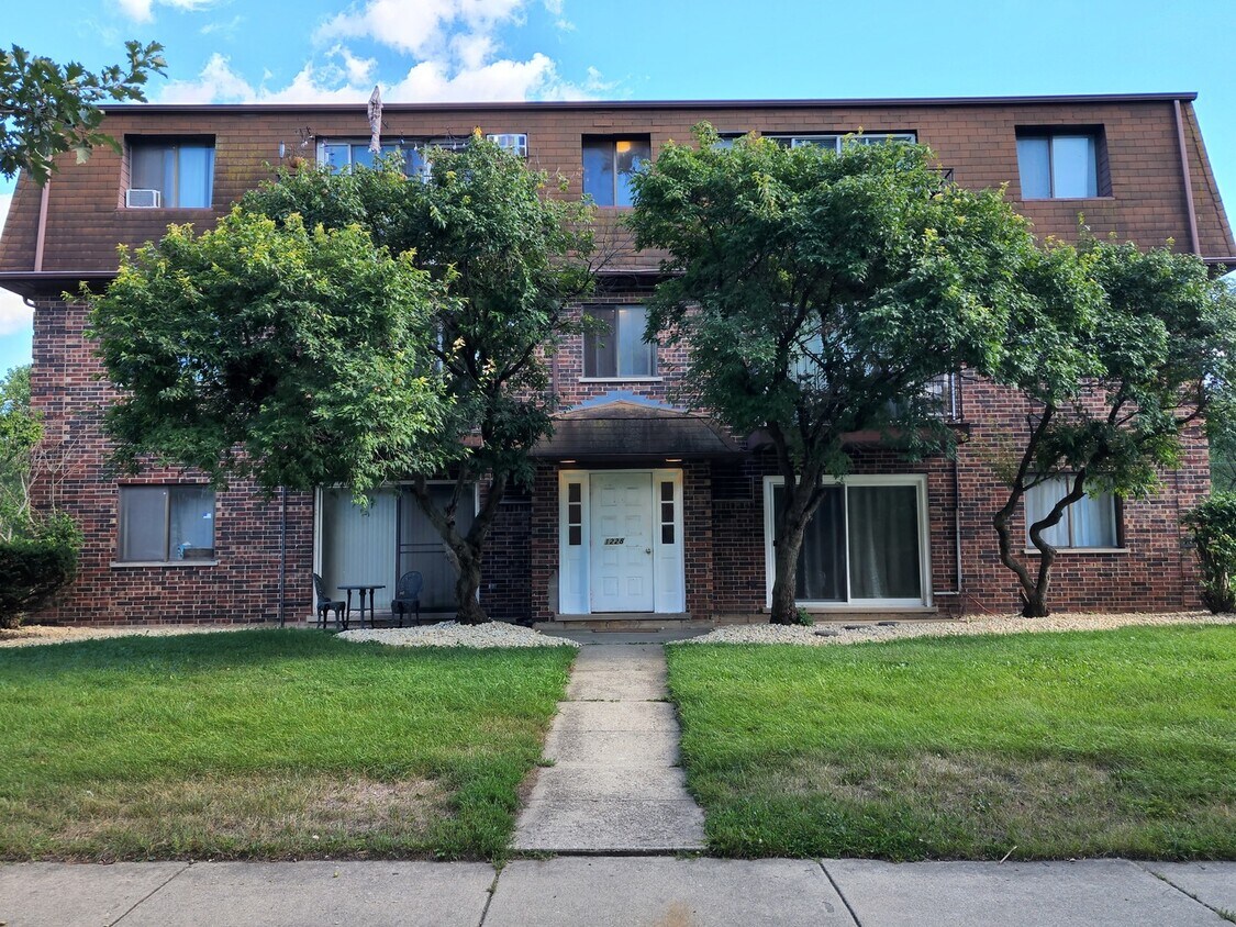 Primary Photo - 1228 Whispering Hills Ct