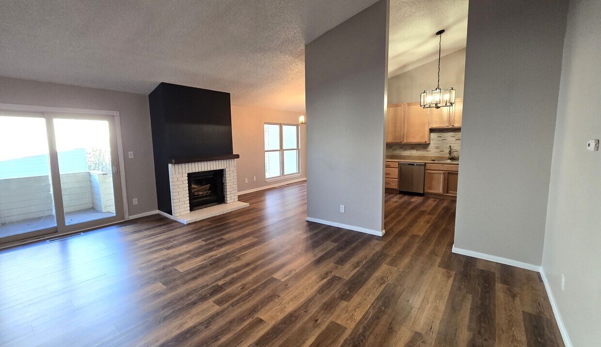 Foto principal - 3 Bedroom, 2 Bathroom, Home With A 2 Car Garage For Rent In Indian Hills