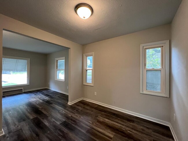 Building Photo - Renovated spacious home