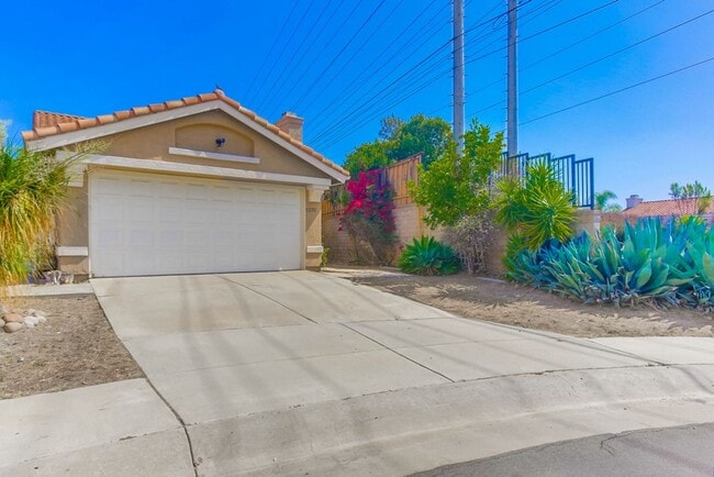 Foto del edificio - Charming Two Story 3 BR Home Available Mid June!