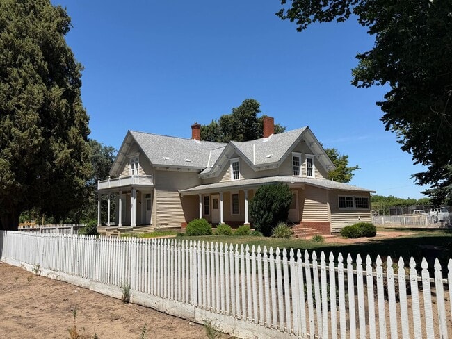 Building Photo - Large 5-6 Bedroom 2 Bath country home
