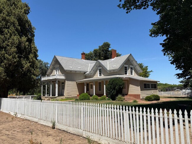 Foto del edificio - Large 5-6 Bedroom 2 Bath country home