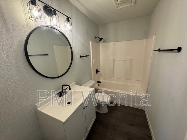 Building Photo - 420 W Mahoney Dr