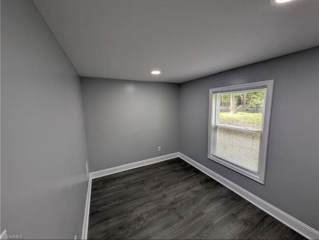 Building Photo - 344 Wilshire Dr