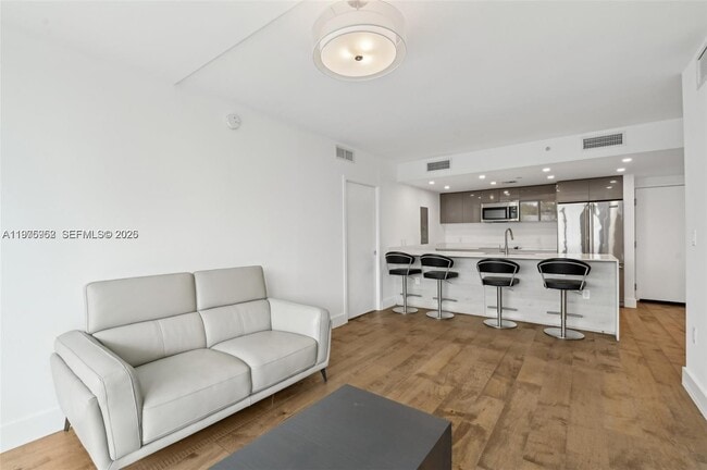 Building Photo - 13800 Highland Dr