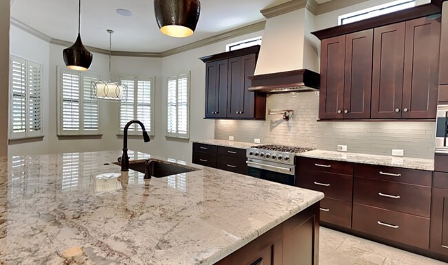 Building Photo - 1240 Poinsettia Ave