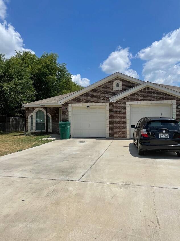 207 W Bobwhite Ln, Harker Heights, TX 76548 Townhome Rentals in