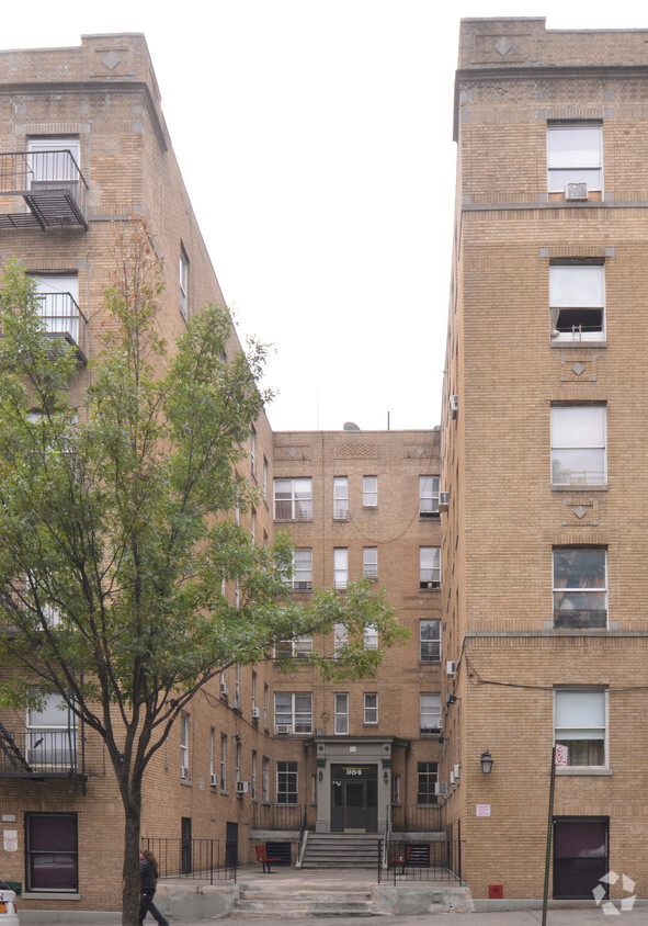 Building Photo - 984 Bronx Park S