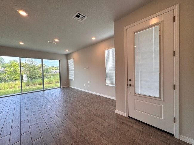 Building Photo - 4 Bedroom, 3 Bath Corner Unit Town Home in...