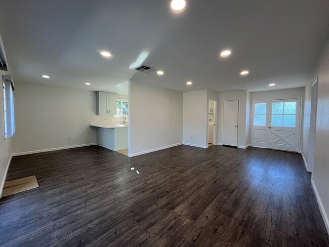 Foto del edificio - AVAILABLE NOW! Upgraded 3+1.5 w/backyard, ...