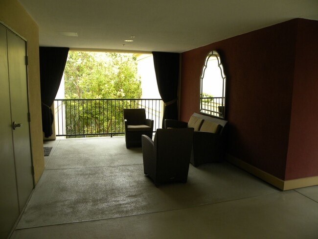 Building Photo - Watermarke Condo 1bed 1 bath