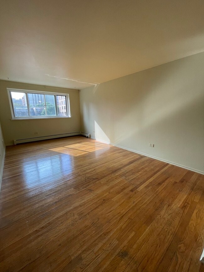 Building Photo - 515 W Wrightwood Ave