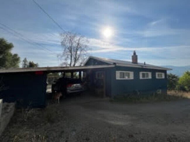 Building Photo - 884 N Maple St